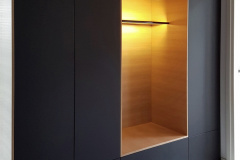 Musta minimalistinen eteinen