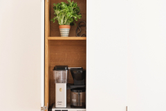 Kahvinkeittimelle löytyy sopiva paikka sirosta seinäkaapista