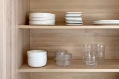 Aamiaiskaapissa on näppärä säilyttää käytetyimmät astiat