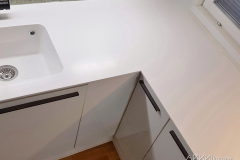 Saumaton L-taso ja integroitu hi-macs allas