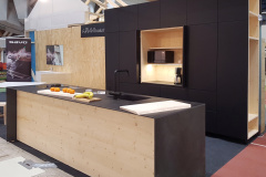 Arkkikeittiö mustalla ovella ja kuusisydämellä