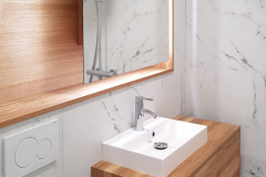 Massiivitamminen kylpyhuonekaluste malja-altaalla