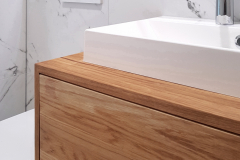 Massiivitamminen kylpyhuonekaluste malja-altaalla