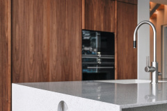 Integroitu pistorasia himacs saarekkeen päädyssä