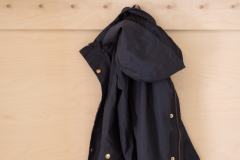 Arkieteisen koivusyvennys ja -naulakko