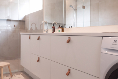 Valkoinen kodinhoitohuone nahkaisilla vetimillä