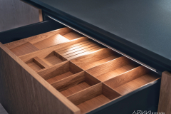 Aito varusteet valaistussa laatikossa