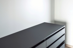 Vaatehuone mustilla kalusteilla