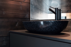 Tämä allas sopii hirsisen pihasaunan wc kalusteeseen