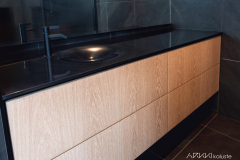 Tammiviiluinen kph kaluste mustalla Suppa allastasolla