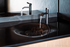 Musta suppa-allastaso tummanpuhuvassa kylpyhuoneessa