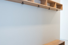 Arkieteinen vaatekoukuilla, kenkätelineellä ja istuintasolla