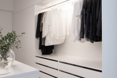 Vaatteet ripustettuna kauniisti, arjen käytännöllisyyttä