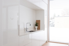 Kiiltävä valkoinen keittiö