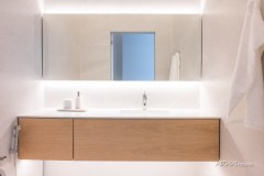 Selkeää ja kaunista ajattomalla tammella ja seinästä seinään ulottuvilla kalusteilla