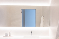 Taustavalaistu peili sekä automaattinen alasvalo antavat upean tunnelman tilaan