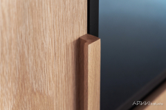 Puinen vedin viimeistelee puisen oven