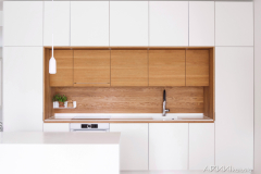 Valkoinen keittiö tammisydämellä