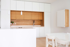 Tammisydän valkoisessa keittiössä