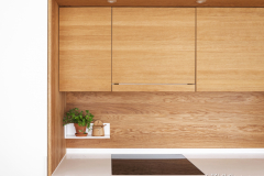 Moderni keittiön välitila jatkuvalla viilulla