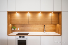 Tammisydän valkoisessa keittiössä