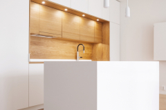 Valkoinen keittiö saumattomalla hi-macs kuutio saarekkeella