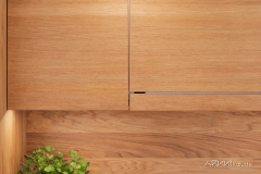 Jatkuva tammiviilu keittiön yläkaapeissa