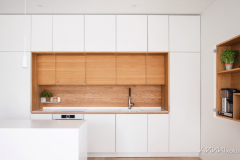 Tammisydän valkoisessa keittiössä