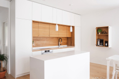 Moderni ja ajaton keittiö lattiasta kattoon mitoituksella