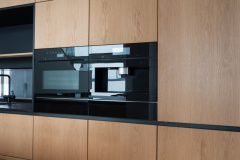 Kahvaton höyryuuni ja kahvikone yhdessä lämpölaatikoiden kanssa