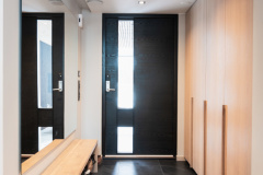 Seinästä seinään ulottuva eteiskaluste tammisilla ovilla ja vetimillä