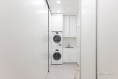 Pieneen lattiapinta-alaan saa hyvin säilytystilaa, kun käyttää sen kattoon asti.