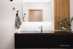 Tyylikäs musta allaskaluste ripauksella tammea