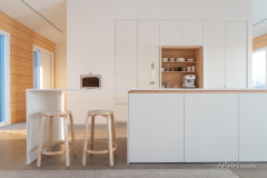 Pitkän saarekkeen päässä sopii syödä tai jutella kokin kanssa