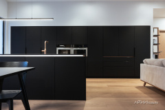 Aamiaiskaapin ollessa kiinni, keittiön ilme on rauhallinen