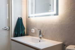 Valkoinen kylpyhuonekaluste ripauksella tammea