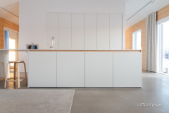 Minimalistinen keittiö hirsitalossa