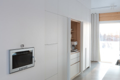 Minimalistinen keittiö upean aamiaiskaapin kanssa