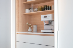 Massiivitammesta valmistettu aamiaiskaappi