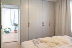 Hillitty vaaleanharmaa makuuhuoneen kaapisto