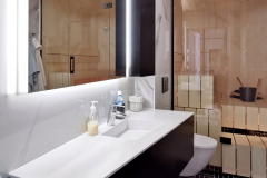 Tilan mukaan muotoiltu kylpyhuonekaluste