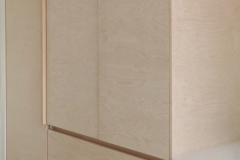 Koivuviiluinen aamiaiskaappi kiinni