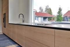 Leveä keittiö erikoispitkällä hi-macs tasolla