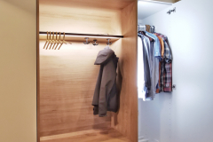 Eteiskaluste tammisydämellä, valaistulla vaatetangolla