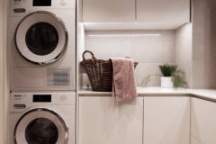 Kodinhoitohuone ja kylpyhuone saumattomasti kytkettynä