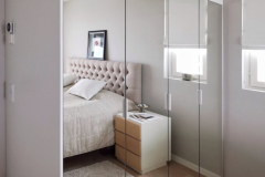 Täyspeilipintaiset ovet lisäävät tilan tuntua ja valoisuutta tähän makuuhuoneeseen