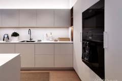 Moderni valkoinen keittiö Miele kodinkoneilla