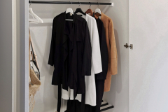 Ilma eteispaketti mustalla vaatetangolla