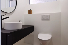 Siilo malja-allas sopii hyvin mustaan kalusteeseen