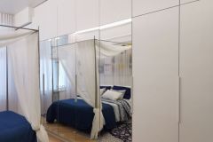 Täyspeiliovilla varustettu makuuhuoneen kaapisto